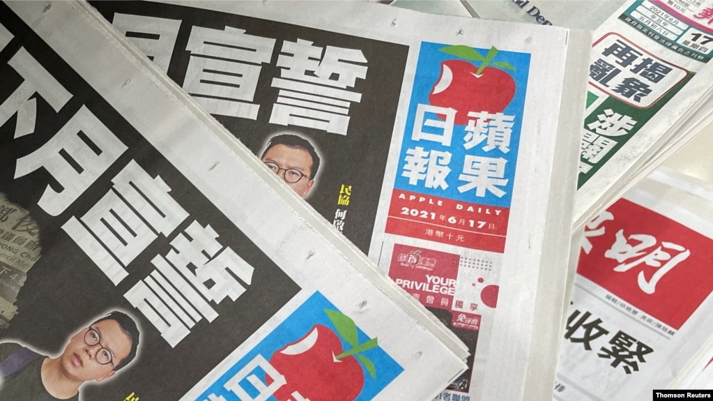 香港报摊上的《苹果日报》(photo:VOA)