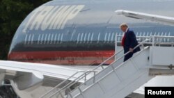 Mantan Presiden AS Donald Trump tiba di Bandara Internasional Miami hari Senin, 12 Juni 2023.