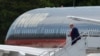 Donald Tramp izlazi iz aviona u Majamiju. (Foto:REUTERS/Marco Bello)
