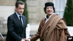 En esta foto de archvio del 10 de diciembre de 2007 se ve al presidente francés, Nicolás Sarkozy (izquierda) saludando al líder libio coronel Moammar Gadhafi, a su llegada al palacio del Eliseo en París.