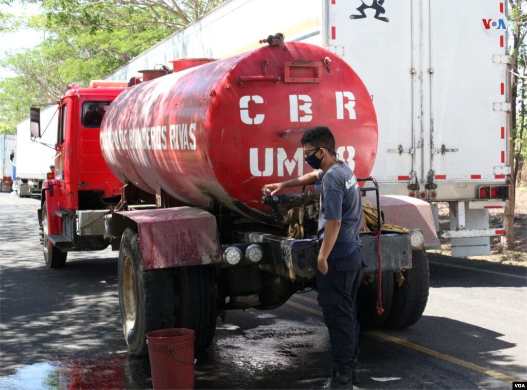 Una cisterna lleva agua potable a los transportistas. Algunos consultados por la VOA se lamentan de la escasez de agua y comida. 