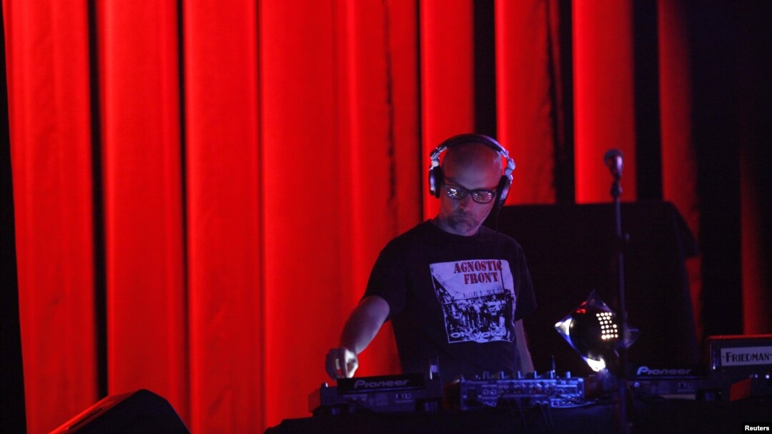 Musisi/DJ Moby dalam salah satu penampilannya pada 2012. (Reuters/Mario Anzuoni)