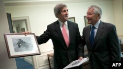 Menteri Luar Negeri AS John Kerry (kiri) dan Menteri Pertahanan Chuck Hagel (foto: dok).