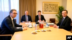 الکساندر ووچیچ، رئیس جمهور صربستان، (راست) و آلبین کورتی، نخست وزیر کوزوو، در نشستی با میانجیگری اتحادیه اروپا.