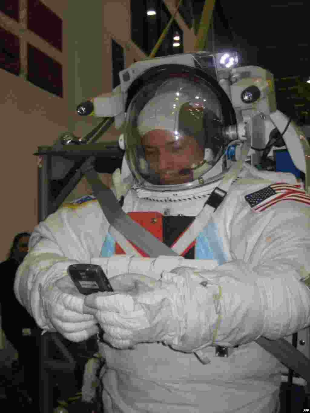 Астронавт Даг Уилок отправляет твиты из космоса