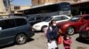 Una mujer guatemalteca y su hija son vistas luego de cruzar la frontera hacia Estados Unidos, en El Paso, Texas, el 6 de marzo de 2021.