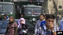 Cảnh sát dùng hơi cay trong các cuộc va chạm với người biểu tình gần Ðại sứ quán Israel ở Cairo, Ai Cập, ngày 10 tháng 9, 2011