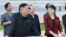 La nueva esposa del joven líder se llama Ri Sol-Ju y acudió este martes con su marido a la inauguración de un parque de atracciones en Pyongyang. 