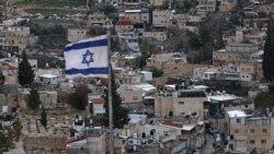 Bendera Israel berkibar di atas gedung di kawasan permukiman Arab al-Tur di Yerusalem, Jumat, 7 Februari 2025. (Foto: Ahmad Gharabli/AFP)