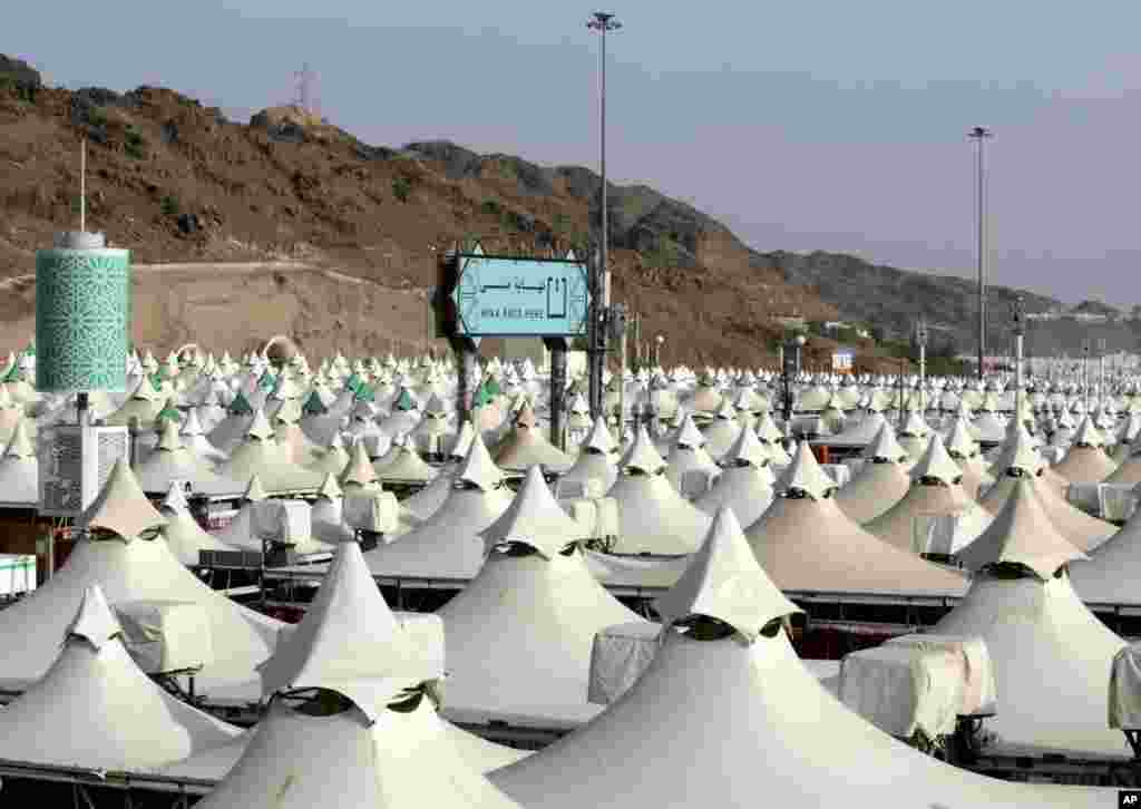آماده‌سازی اردوهای چادر برای زائران حج در مینا در نزدیکی مکه، پیش از آغاز این مراسم سالانه