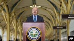 El director de la FAA, Michael Huerta, anuncia las nuevas normas en el uso de aparatos móviles dentro de los aviones.