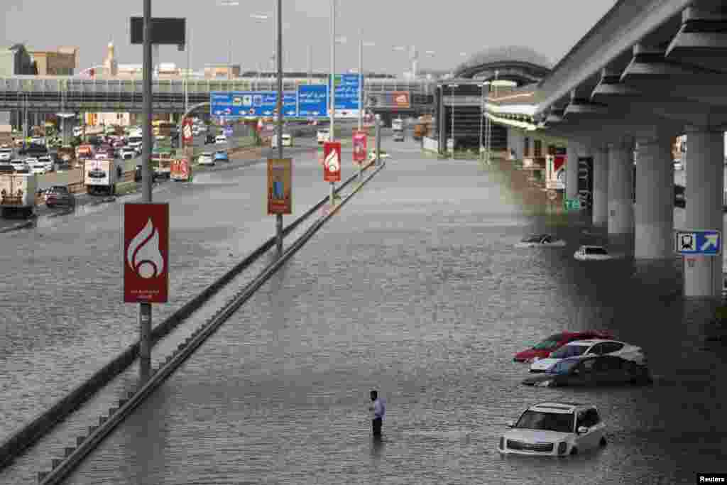 جاده های مملو از آب بر اثر سیلاب ها در شهر دبی