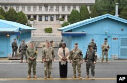 16일 한국을 방문 중인 린다 토머스-그린필드 유엔 주재 미국대사가 비무장지대(DMZ) 판문점에서 장병들과 사진 촬영을 위해 포즈를 취하고 있다.