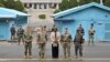 2024年4月16日美國駐聯合國大使格林菲爾德在分隔南北韓的非軍事區板門店與軍官合影。