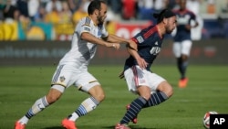 Cầu thủ Landon Donovan (trái) của đội LA Galaxy và Lee Nguyen của đội New England Revolution trong trận đấu giành cúp MLS, 7/12/14