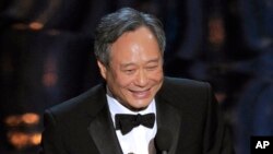 Ang Lee saat menerima penghargaan sebagai sutradara terbaik untuk film "Life of Pi" dalam Academy Awards 2013 di Dolby Theatre, Los Angeles (24/2). (AP/Chris Pizzello/Invision)