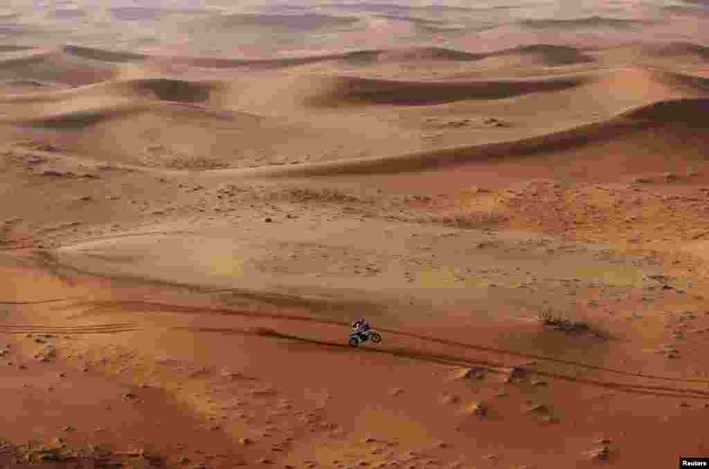 Pebalap Skyler Howes beraksi selama&nbsp;etape 3 reli Paris-Dakar yang melewati gurun di Al Qaisumah, Arab Saudi, Selasa 4 Januari 2022 (Foto: Reuters).&nbsp;