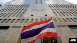 Bendera Nasional Thailand berkibar di depan Gedung Srijulsup, kantor produsen vaksin Covid-19 Siam BioScience di Bangkok, 25 Januari 2021. (Foto: Mladen ANTONOV / AFP)