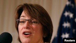 Senatè ameriken Amy Klobuchar (D-MN) pandan li tap fè yon prezantasyon nan dejene Kowalisyon Amerikano-Kiben pou Agrikilti nan the National Press Club nan Washington, nan dat 8 janvye 2015 la (Foto achiv). 