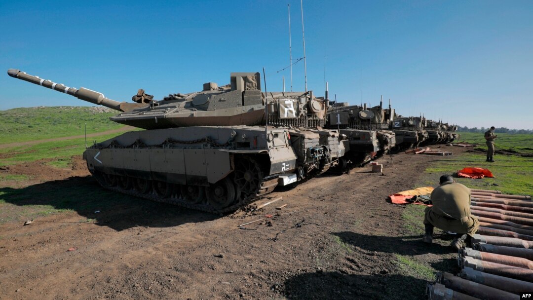 Militer Israeli siaga di dekat Moshav Kidmat Tzvi, di wilayah Dataran Tinggo Golan, wilayah Suriah yang dianeksasi oleh Israel (foto: dok). 