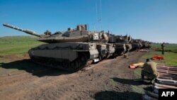 Militer Israeli siaga di dekat Moshav Kidmat Tzvi, di wilayah Dataran Tinggo Golan, wilayah Suriah yang dianeksasi oleh Israel (foto: dok). 