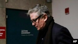 El actor Alec Baldwin llega a una corte en la ciudad de Nueva York para una audiencia en la cual se declaró culpable de hostigamiento. 23-1-19. (AP Foto/Mark Lennihan).