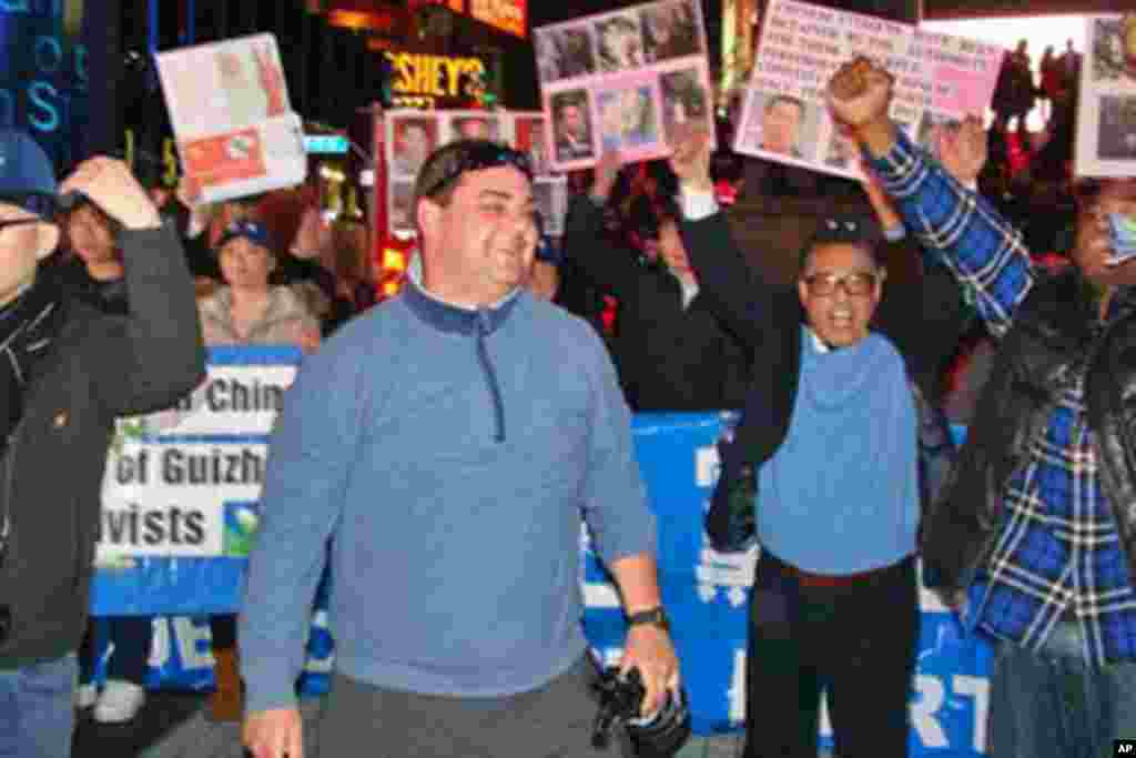 这名美国人还请友人帮他留影以作纪念