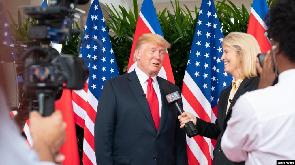 Cộng tác viên Greta Van Susteren của VOA phỏng vấn Tổng thống Donald Trump ở Singapore, 12/6/2018.