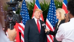 Greta Van Susteren duke intervistuar Presidentin Donald Trump në Singapor (12 gusht 2018)