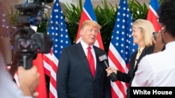 Специјалната дописничка на Гласот на Америка, Грета Ван Сустерен го интервјуира претседателот Доналд Трамп во Сингапур, 12.08.2018 година.