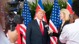 VOA special correspondent Greta Van Susteren interviewing President Donald Trump in Singapore, Aug. 12, 2018.