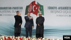 President Afghanistan Hamid Karzai, Presiden Turki Abdullah Gul dan Presiden Pakistan Asif Ali Zardari dalam KTT Tiga Negara di Istanbul, Jumat.