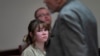 Hannah Gutiérrez-Reed, ex armera de la película "Rust", observa a su padre Thell Reed abandonar el podio tras pedir al juez que no impusiera prisión a su hija, en su audiencia de sentencia en el Tribunal del Primer Distrito, en Santa Fe, Nuevo México, EEUU, 15 de abril de 2024.