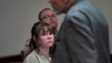 Hannah Gutiérrez-Reed, ex armera de la película "Rust", observa a su padre Thell Reed abandonar el podio tras pedir al juez que no impusiera prisión a su hija, en su audiencia de sentencia en el Tribunal del Primer Distrito, en Santa Fe, Nuevo México, EEUU, 15 de abril de 2024.