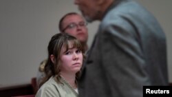 Hannah Gutierrez-Reed, pengawas senjata dalam film "Rust," menghadiri persidangan atas kasusnya di pengadilan distrik pertama di Santa Fe, New Mexico, pada 15 April 2024. (Foto: Eddie Moore/Pool via Reuters)