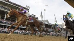 En plena definición del Kentucky Derby, el jockey Mario Gutiérrez y el potro "I'll Have Another" recorren los últimos metros con la victoria asegurada..