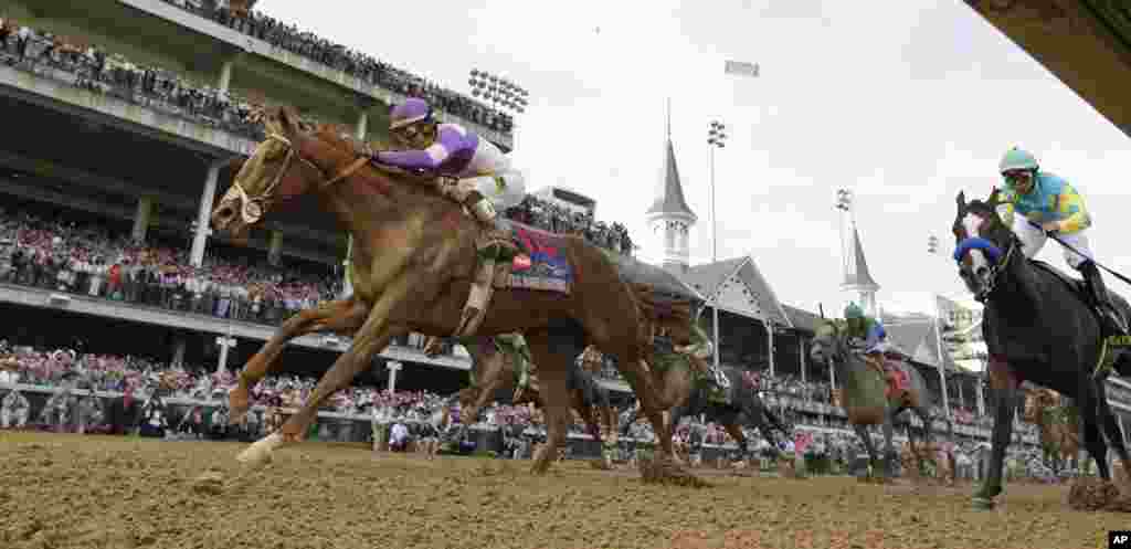 El jockey Mario Guti&eacute;rrez en la recta final del Derby de Kentucky lanza a "I'll Have Another" ba la victoria, ampliando las celebraciones de M&eacute;xico en el 5 de mayo. (AP Photo/David J. Phillip)