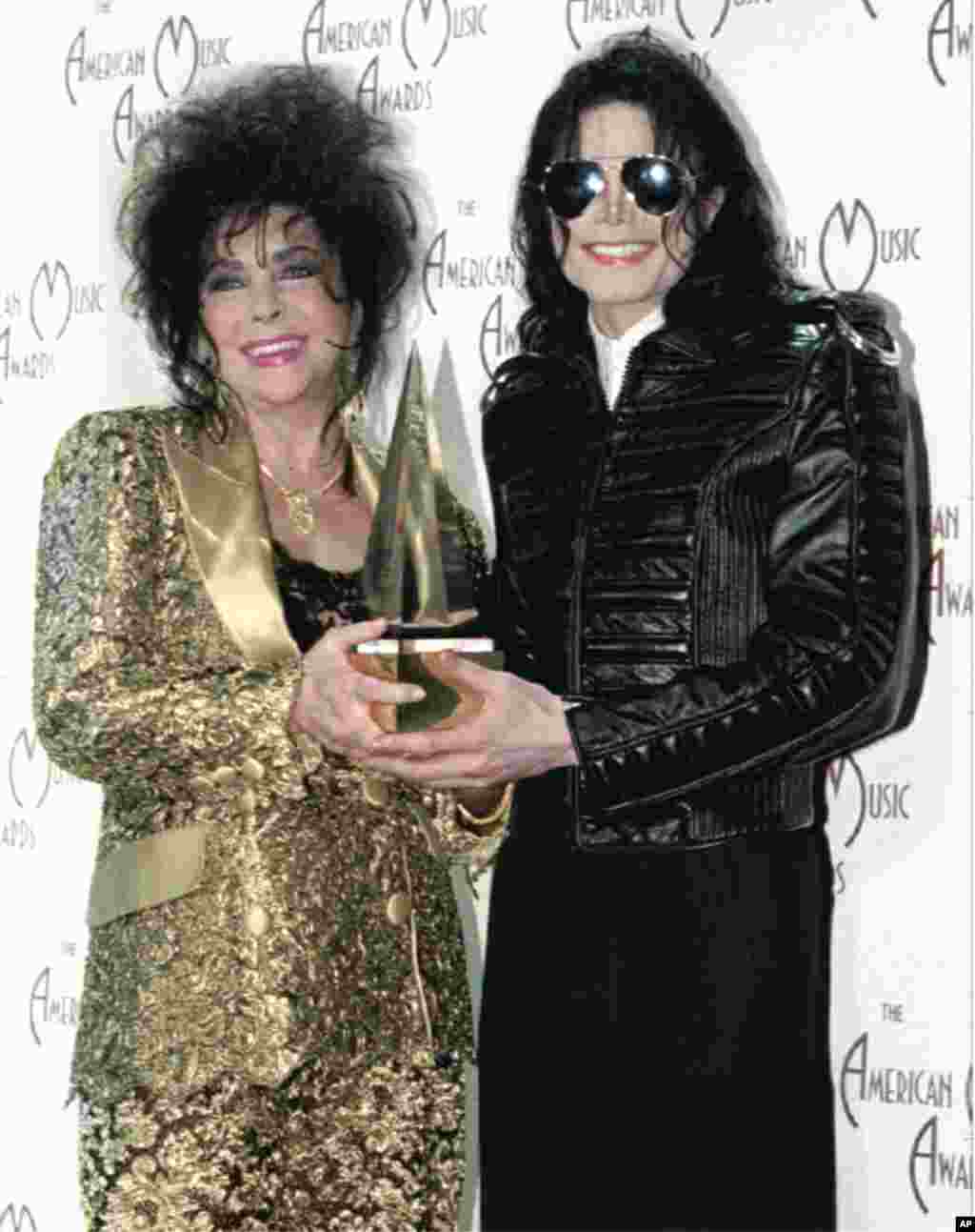 مائیکل جیکسن کو بچھڑے دو برس بیت گئے