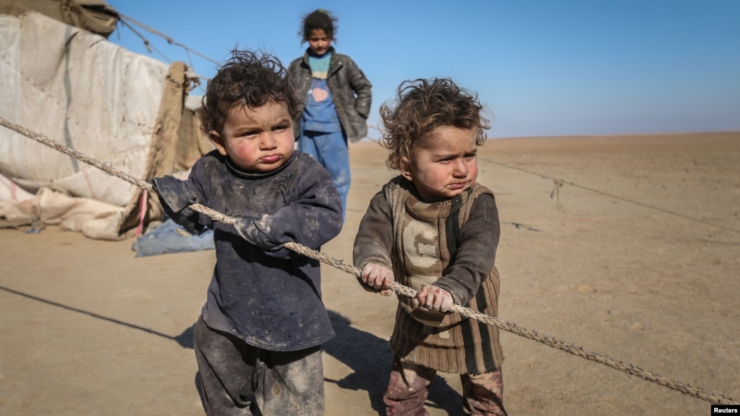 Anak-anak pengungsi Suriah yang ikut keluarganya menghindari pertempuran di kota Raqqa bermain di luar tendanya di provinsi Ras al-Ain, Suriah (22/1).