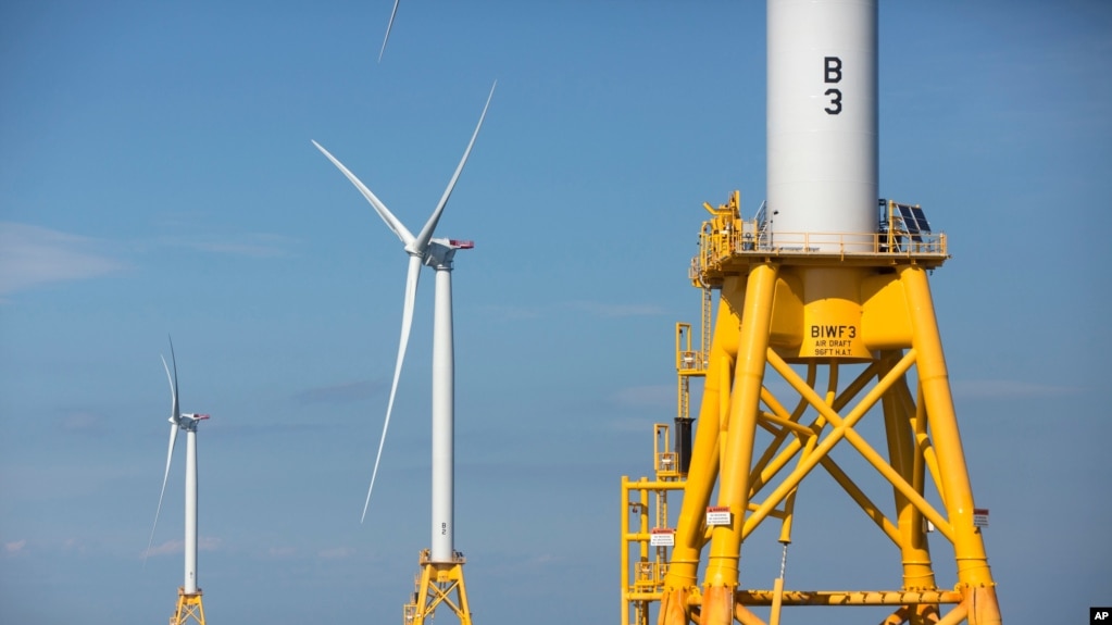 资料照片：深水风公司(Deepwater Wind)在罗德岛州布洛克岛附近水域的三座风涡轮,这是美国第一座近海风力发电场。(2016年8月15日)(photo:VOA)