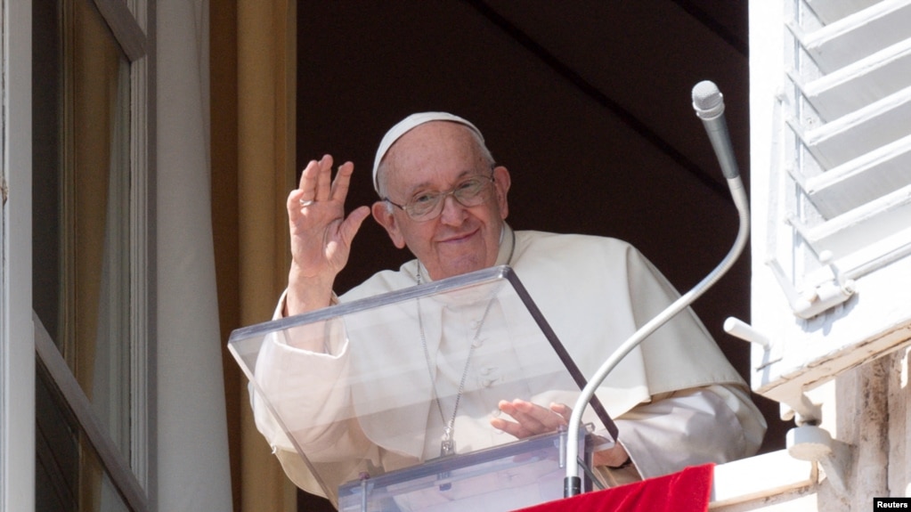 El Papa Francisco dirige la oración del Ángelus desde su ventana en el Vaticano, el 8 de octubre de 2023.