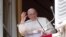 El Papa Francisco dirige la oración del Ángelus desde su ventana en el Vaticano, el 8 de octubre de 2023.