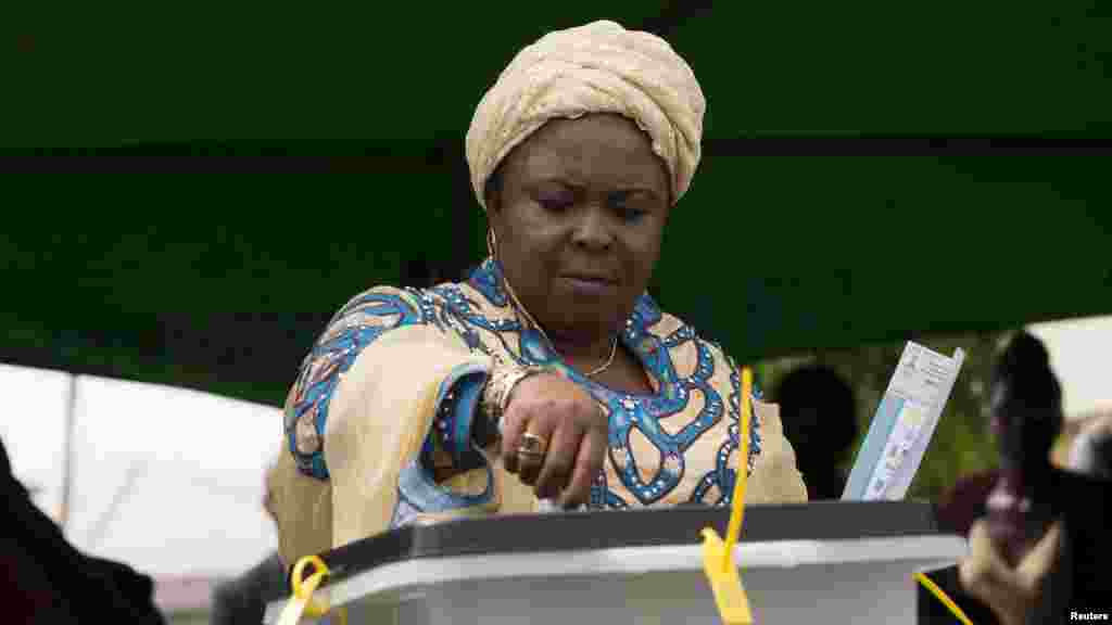 Patience Jonathan, épouse du président du Nigeria, place son vote dans l&rsquo;urne à Otuoke, dans l&#39;État de Bayelsa, samedi 28 mars 2015.