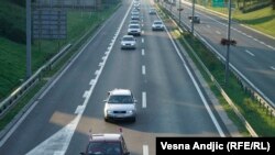 Grupa iz Srbije putuje ka Crnoj Gori na "auto-litiju", 23. avgusta 2020.