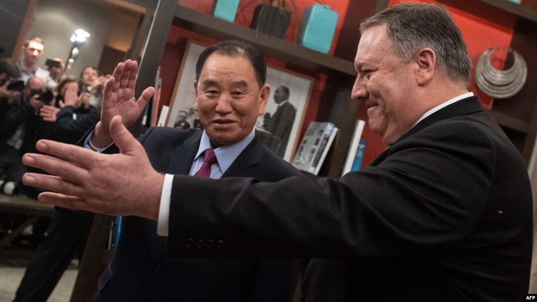 Kim Yong Chol, utusan tertinggi Korea Utara urusan nuklir bertemu Menlu AS Mike Pompeo (kanan) di Washington DC Jumat (18/1) pagi.