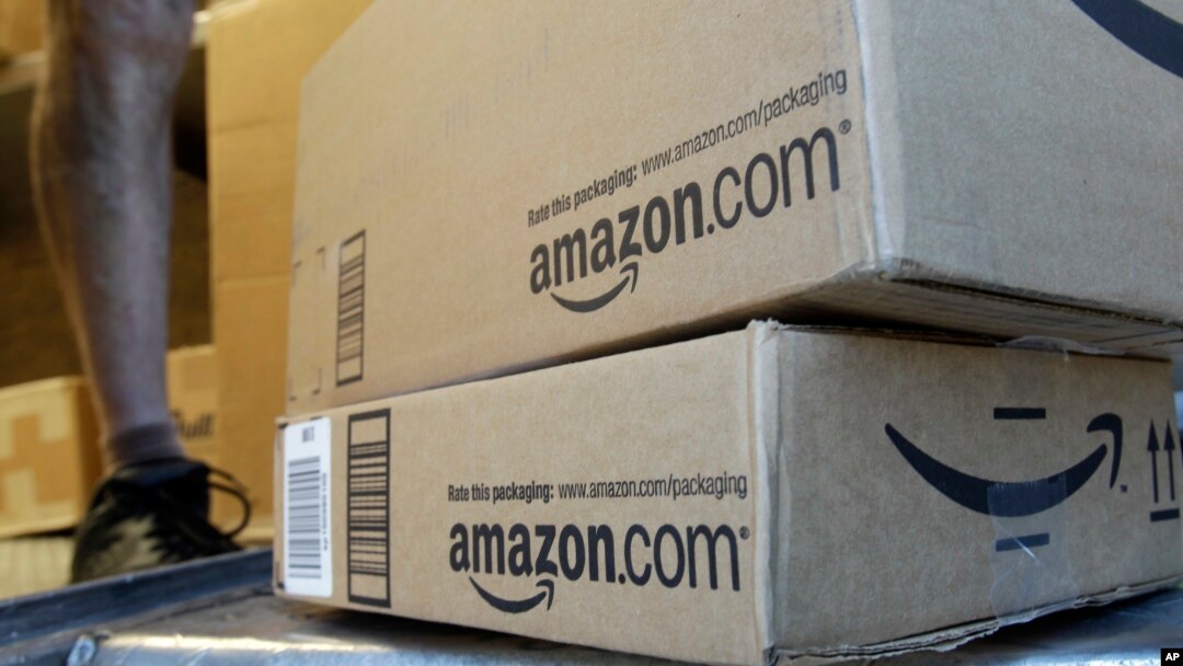 Kotak pengiriman barang dari UPS (United Parcel Service) mengantarkan barang dari Amazon.com di Palo Alto, California, 12 Juli 2016. (Foto: dok). "Amazon Prime Day" tahun ini akan jatuh pada tanggah 15 dan 16 Juli 2019.