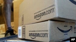 Kotak pengiriman barang dari UPS (United Parcel Service) mengantarkan barang dari Amazon.com di Palo Alto, California, 12 Juli 2016. (Foto: dok). "Amazon Prime Day" tahun ini akan jatuh pada tanggah 15 dan 16 Juli 2019.