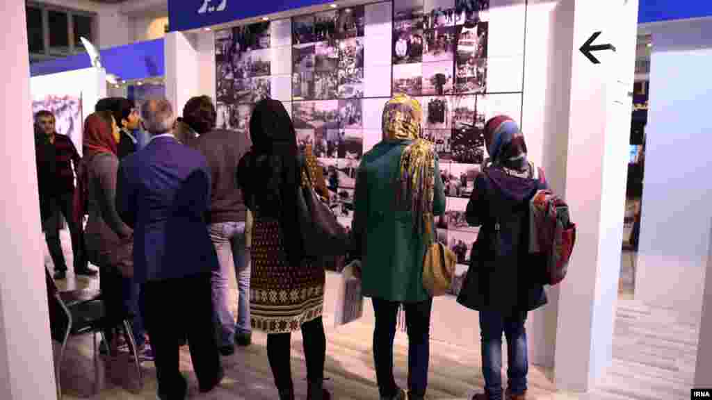 بیست و یکمین نمایشگاه مطبوعات و خبرگزاری ها جمعه به پایان رسید. این دوره از نمایشگاه با حاشیه هایی همراه بود. از یکسو رسانه های محافظه کار در نمایشگاه حاضر نشدند. از سوی دیگر همزمان با آغاز آن، چند خبرنگار دستگیر شدند و حسن روحانی در افتتاح نمایشگاه، از این بازداشت ها انتقاد کرد. انتقاد او موجب شد، تا رئیس قوه قضاییه و رئیس جمهوری وارد جنگ کلامی شوند. عکس: محمدرضاعلیمددی، ایرنا