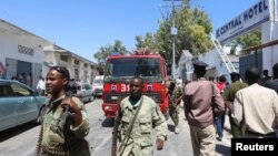 ទីភ្នាក់ងារ​សន្តិសុខ​ត្រូវ​បាន​ប្រទះ​ឃើញ​នៅ​ខាង​ក្រៅ​សណ្ឋាគារ​មួយ​ ​បន្ទាប់​ពី​មាន​ការ​វាយប្រហារ​គ្រាប់​អត្តឃាត​នៅ​ក្រុង​ Mogadishu ប្រទេសសូម៉ាលី​ នា​ថ្ងៃ​ទី​២០ ខែ​កុម្ភៈ ឆ្នាំ២០១៥។