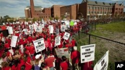 Nastavnici protestuju pored jedne od srednjih škola u Čikagu